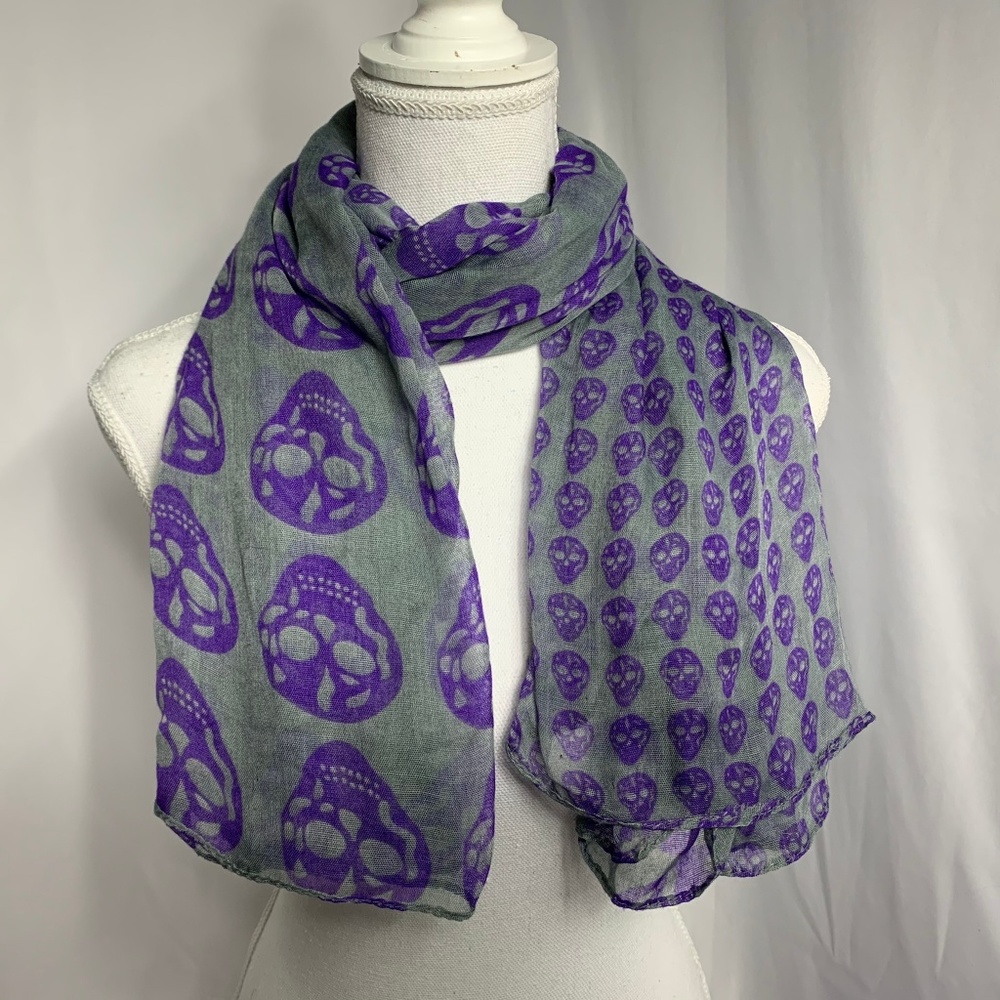 Lightweight Scarf Shawl Gray W/ Purple Skulls - Picture 3 of 5